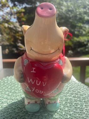 NWT Blue Sky Clayworks Ceramic Pig Figurine Holding Red Heart -“I WUV YOU”